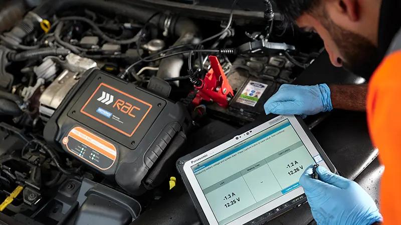 RAC Mobile Mechanic running a car battery check