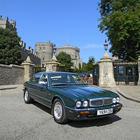 Queen's old car sold for £40,500
