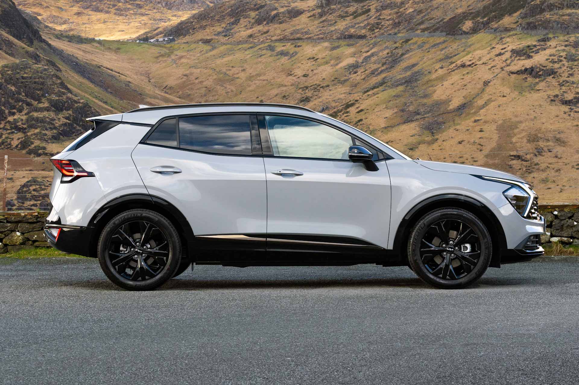 Kia Sportage side view on the road