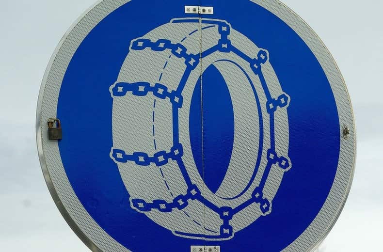 Snow_chains_sign_post