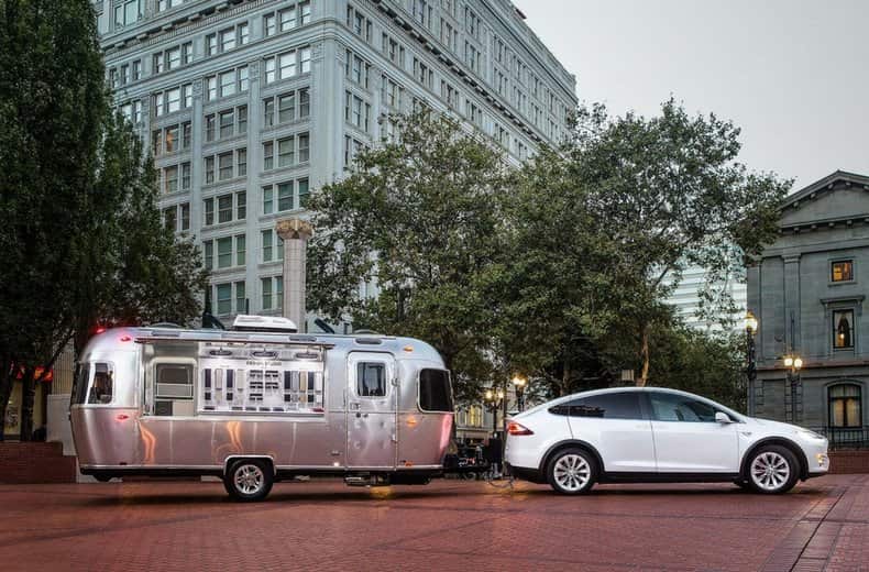 Tesla_towing