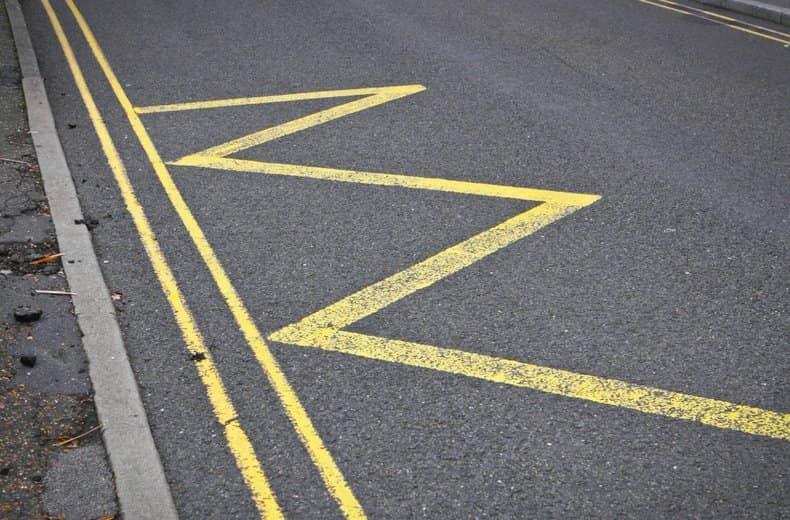 Parking guide yellow zip zag