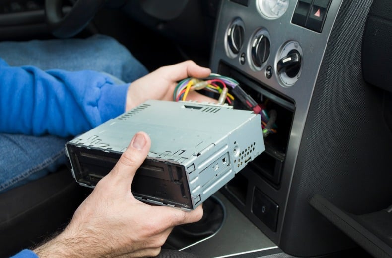 Confiar Conciso compensar How to find your car radio code and unlock your stereo | RAC Drive