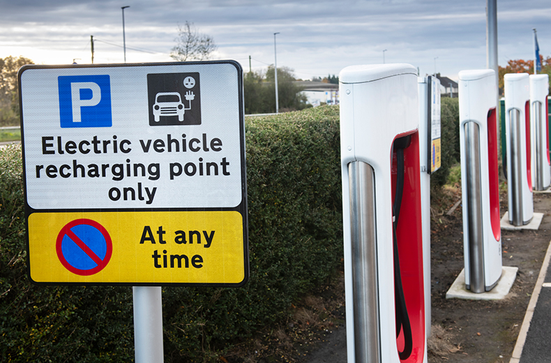 इलेक्ट्रिक-कार-सार्वजनिक-चार्जिंग