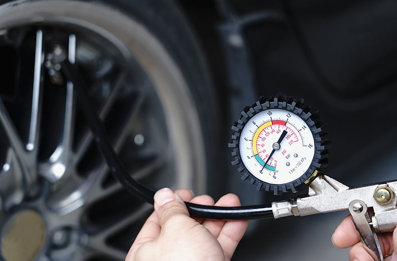 how-to-check-tyre-pressure-gauge
