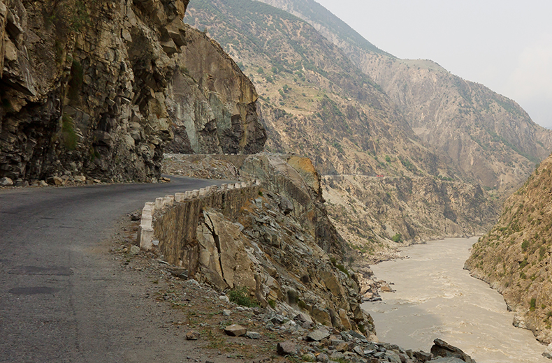 most-dangerous-crazy-roads-karakoram-highway