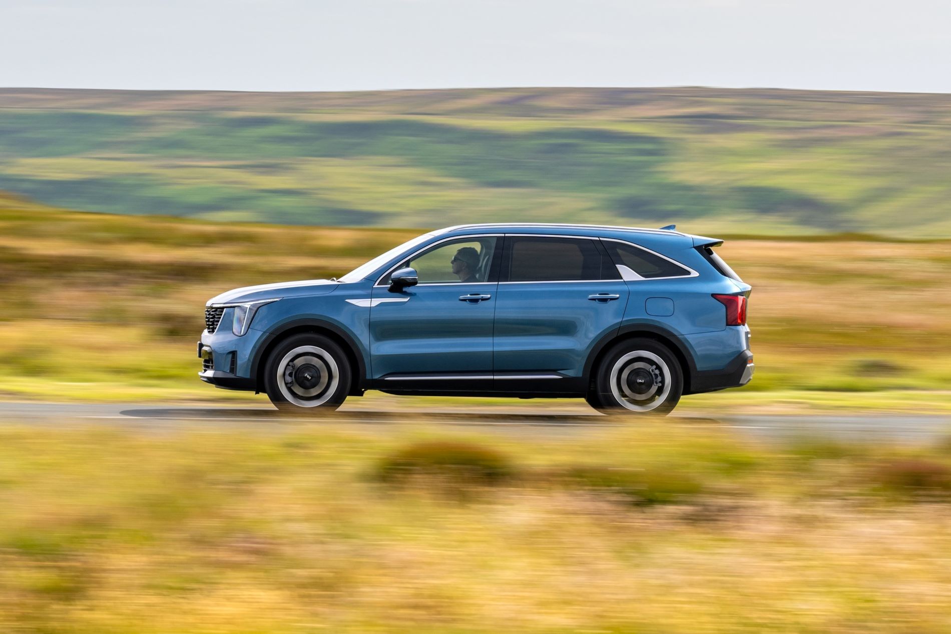 Kia Sorento side view driving