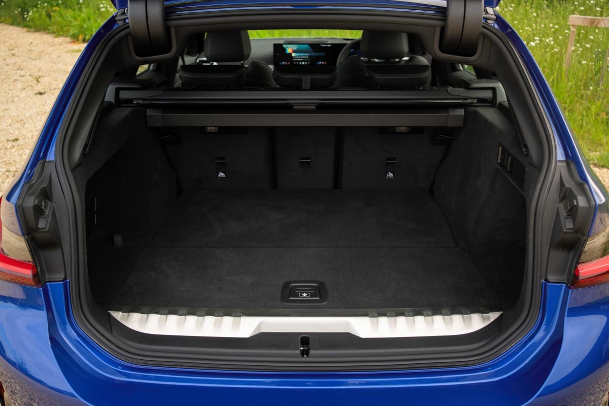 BMW 330e Touring boot